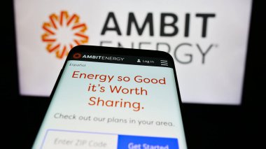 Stuttgart, Almanya - 07-16-2024: İş logosu önünde ABD 'li çok katlı pazarlama şirketi Ambit Energy' nin web sitesi ile cep telefonu. Telefon ekranının sol üst kısmına odaklan.