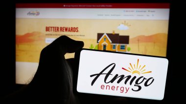 Stuttgart, Almanya - 07-16-2024: Amerikan şirketi Fulcrum Retail Energy LLLC 'nin (Amigo Energy) logosuna sahip cep telefonu sahibi kişi web sayfası önünde. Telefon ekranına odaklan.
