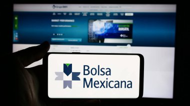 Stuttgart, Almanya - 07-16-2024: İnternet sayfasının önünde Meksika borsası logosu olan Bolsa Mexicana de Valores (BMV) sahibi kişi. Telefon ekranına odaklan.