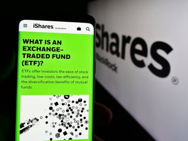 Stuttgart, Almanya - 07-16-2024: İş logosu önünde ABD 'li ETF şirketi iShares' ın (BlackRock Inc.) web sayfası bulunan cep telefonu sahibi. Telefon ekranının merkezine odaklan.
