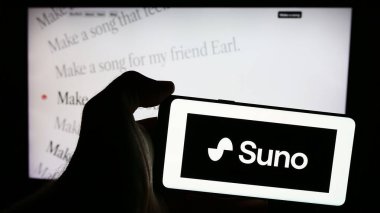 Stuttgart, Almanya - 07-16-2024: İnternet sayfası önünde üzerinde Amerikan Yapay Zeka (AI) şirketi Suno Inc. Telefon ekranına odaklan.