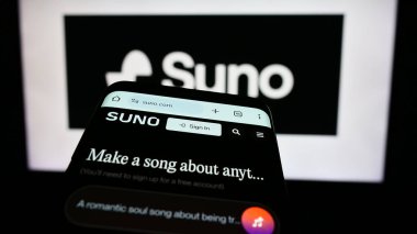Stuttgart, Almanya - 07-16-2024: İş logosu önünde ABD yapay zeka (AI) şirketi Suno Inc. 'in web sayfası bulunan cep telefonu. Telefon ekranının sol üst kısmına odaklan.