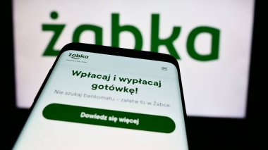 Stuttgart, Almanya - 07-16-2024: Polonyalı perakende şirketi Zabka Polska sp 'nin web sayfalı akıllı telefon. - Hoşça kal. İşletme logosunun önünde. Telefon ekranının sol üst kısmına odaklan.