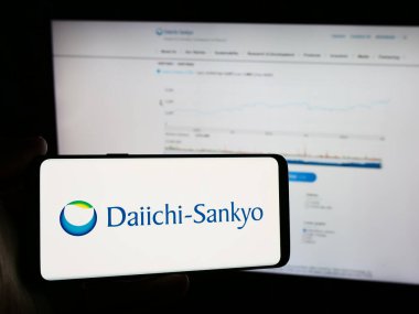 Stuttgart, Almanya - 07-17-2024: Japon şirketi Daiichi Sankyo Limited 'in logosunun bulunduğu cep telefonu sahibi kişi iş sayfasının önünde. Telefon ekranına odaklan.