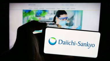 Stuttgart, Almanya - 07-17-2024: Japon şirketi Daiichi Sankyo Limited 'in logosuna sahip akıllı telefon sahibi kişi web sitesinin önünde. Telefon ekranına odaklan.