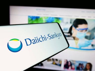 Stuttgart, Almanya - 07-17-2024: Japon iş dünyası Daiichi Sankyo Şirketi 'nin logosunun yer aldığı akıllı telefon şirketi. Telefon ekranının merkez soluna odaklan.