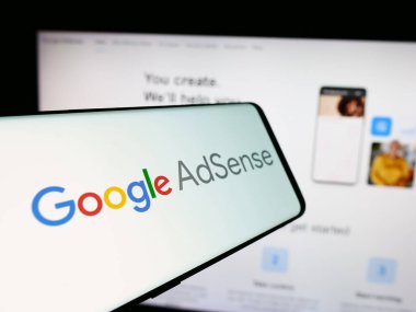 Stuttgart, Almanya - 07-17-2024: İnternet reklam programı Google AdSense 'nin logosunun yer aldığı cep telefonu. Telefon ekranının merkezine odaklan.
