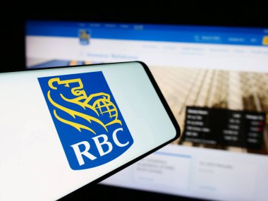 Stuttgart, Almanya - 07-17-2024: Kanada Kraliyet Bankası (RBC) logosu olan cep telefonu. Telefon ekranının merkez sağına odaklan.