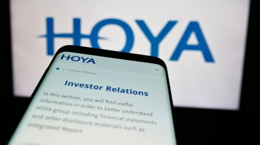 Stuttgart, Almanya - 07-19-2024: Japon hassas enstrüman şirketi Hoya Corporation 'ın web sitesi ile birlikte logo önünde cep telefonu. Telefon ekranının sol üst kısmına odaklan.
