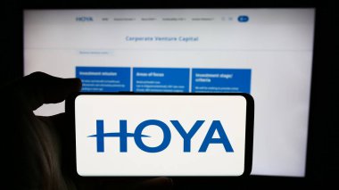 Stuttgart, Almanya - 07-19-2024: Japon hassas enstrüman şirketi Hoya Corporation 'ın logosunun bulunduğu cep telefonu web sayfasının önünde duruyor. Telefon ekranına odaklan.