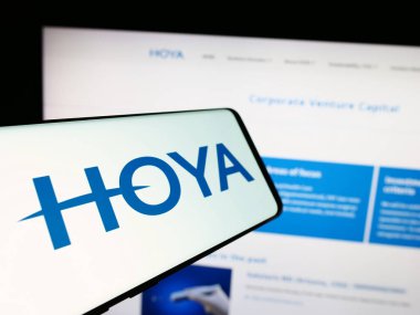 Stuttgart, Almanya - 07-19-2024: Japon hassas enstrüman şirketi Hoya Corporation 'ın logosuna sahip akıllı telefon web sitesinin önünde. Telefon ekranının merkez soluna odaklan.