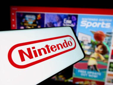 Stuttgart, Almanya - 07-19-2024: Japon video oyunu şirketi Nintendo Co. Ltd. nin logolu cep telefonu. Telefon ekranının merkez soluna odaklan.
