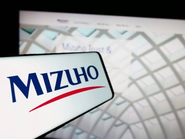Stuttgart, Almanya - 07-19-2024: Japon bankacılık şirketi Mizuho Financial Group Inc. 'in logosuyla birlikte cep telefonu. Telefon ekranının merkez soluna odaklan.