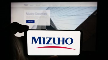 Stuttgart, Almanya - 07-19-2024: İnternet sitesi önünde Japon bankacılık şirketi Mizuho Financial Group Inc. 'in logosuna sahip kişi. Telefon ekranına odaklan.