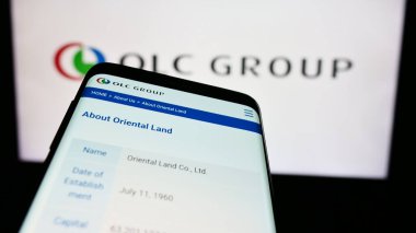 Stuttgart, Almanya - 07-25-2024: Japon turizm şirketi Oriental Land Co. Ltd. (OLC) 'nin internet sitesiyle birlikte cep telefonu. Telefon ekranının sol üst kısmına odaklan.