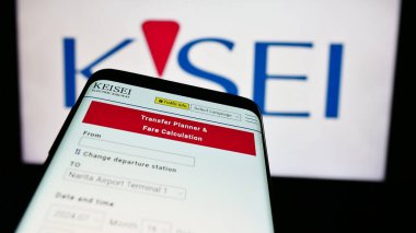 Stuttgart, Almanya - 07-25-2024: Japon demiryolu şirketi Keisei Electric Railway Co. Ltd. 'nin web sitesi ile birlikte ticaret logosu önünde akıllı telefon. Telefon ekranının sol üst kısmına odaklan.