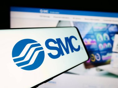 Stuttgart, Almanya - 07-25-2024: Japon makine şirketi SMC Corporation 'ın logosunun yer aldığı cep telefonu. Telefon ekranının merkez soluna odaklan.