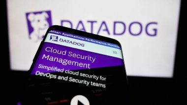 Stuttgart, Almanya - 07-25-2024: ABD gözlem hizmeti şirketi Datadog Inc. 'in web sitesi ile birlikte iş logosu önünde cep telefonu. Telefon ekranının sol üst kısmına odaklan.