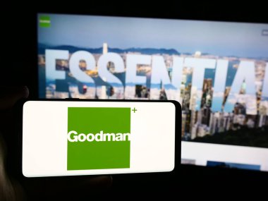 Stuttgart, Almanya - 07-25-2024: Avustralyalı emlak şirketi Goodman Group 'un logosunun bulunduğu akıllı telefonu web sitesinin önünde tutan kişi. Telefon ekranına odaklan.