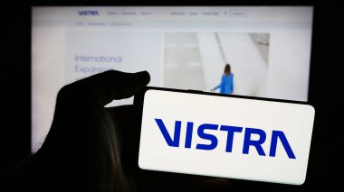 Stuttgart, Almanya - 07-19-2024: İş hizmetleri şirketi Vistra Group Holding SA 'nın logosunu taşıyan cep telefonu sahibi şirket web sitesinin önünde. Telefon ekranına odaklan.
