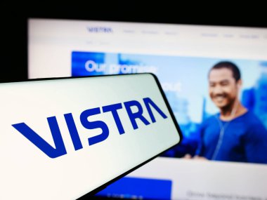 Stuttgart, Almanya - 07-19-2024: Ticari hizmetler şirketi Vistra Group Holding S.A. 'nın logosuna sahip akıllı telefon. Telefon ekranının merkez soluna odaklan.