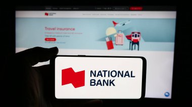 Stuttgart, Almanya - 07-19-2024: İnternet sayfası önünde, finans hizmetleri şirketi National Bank of Canada 'nın (NBC) logosuyla cep telefonu tutan kişi. Telefon ekranına odaklan.