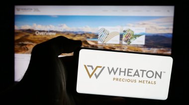 Stuttgart, Almanya - 07-19-2024: Kanadalı metal şirketi Wheaton Precious Metals Corp 'un logosunun bulunduğu cep telefonu sahibi kişi web sayfasının önünde. Telefon ekranına odaklan.