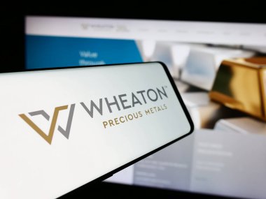 Stuttgart, Almanya - 07-19-2024: İnternet sitesinin önünde Kanadalı metal şirketi Wheaton Precious Metals Corp 'un logosuna sahip cep telefonu. Telefon ekranının merkez soluna odaklan.
