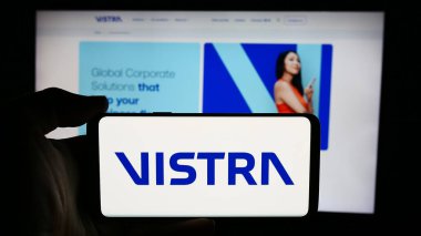 Stuttgart, Almanya - 07-19-2024: İş hizmetleri şirketi Vistra Group Holding S.A. 'nın logosuyla cep telefonu tutan kişi iş sayfası önünde. Telefon ekranına odaklan.