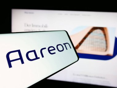 Stuttgart, Almanya - 07-21-2024: Alman emlak yazılım şirketi Aareon AG 'nin logosunu taşıyan cep telefonu. Telefon ekranının merkezine odaklan.
