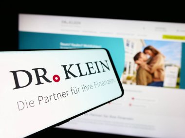 Stuttgart, Almanya - 07-21-2024: Alman finans danışmanlık şirketi Dr. Klein Co. AG 'nin logolu akıllı telefon. Telefon ekranının merkez soluna odaklan.
