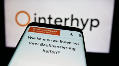 Stuttgart, Almanya - 07-21-2024: Alman ipotek komisyoncusu Interhyp AG 'nin web sitesine sahip akıllı telefon iş logosu önünde. Telefon ekranının sol üst kısmına odaklan.