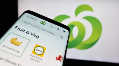 Stuttgart, Almanya - 07-21-2024: Avustralyalı perakende zincir şirketi Woolworths Supermarket 'in web sayfası ile ticaret logosu önünde akıllı telefon. Telefon ekranının sol üst kısmına odaklan.