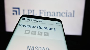 Stuttgart, Almanya - 07-21-2024: ABD 'li simsar şirket LPL Financial Holding Inc.' nin web sitesi ile ticaret logosu önünde akıllı telefon. Telefon ekranının sol üst kısmına odaklan.