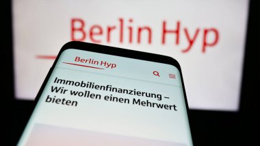 Stuttgart, Almanya - 07-21-2024: Alman ipotek bankası Berlin Hyp AG 'nin web sitesi ile ticaret logosu önünde akıllı telefon. Telefon ekranının sol üst kısmına odaklan.