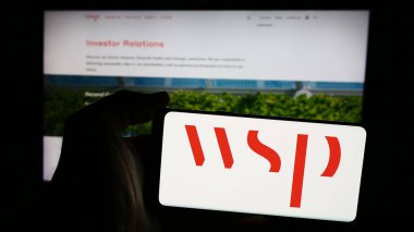 Stuttgart, Almanya - 07-21-2024: İnternet sitesi önünde Kanadalı danışmanlık şirketi WSP Global Inc. 'in logosuna sahip kişi. Telefon ekranına odaklan.