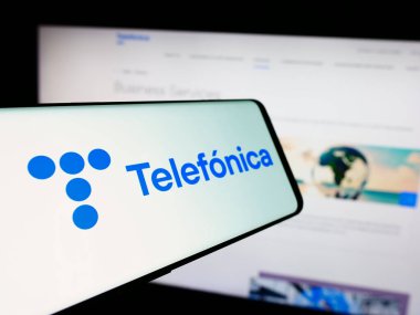 Stuttgart, Almanya - 07-23-2024: İspanyol telekomünikasyon şirketi Telefonica SA 'nın logosunun yer aldığı cep telefonu. Telefon ekranının merkez soluna odaklan.