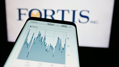 Stuttgart, Almanya - 07-23-2024: İş logosu önünde Kanadalı elektrik şirketi Fortis Inc. 'in web sitesi ile cep telefonu. Telefon ekranının sol üst kısmına odaklan.
