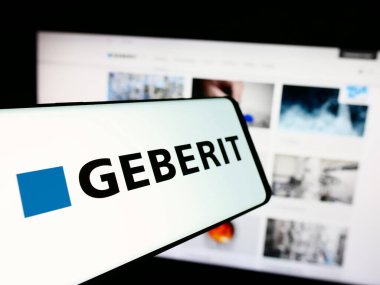 Stuttgart, Almanya - 07-23-2024: İsviçreli hijyen ürünleri şirketi Geberit AG 'nin logosuna sahip akıllı telefon, işletme web sitesi önünde. Telefon ekranının merkez soluna odaklan.