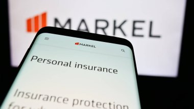 Stuttgart, Almanya - 07-23-2024: İş logosu önünde ABD 'li özel sigorta şirketi Markel' in web sitesi bulunan cep telefonu. Telefon ekranının sol üst kısmına odaklan.
