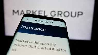 Stuttgart, Almanya - 07-23-2024: İş logosu önünde ABD 'li finans hizmetleri şirketi Markel Group Inc.' nin web sitesi ile akıllı telefon. Telefon ekranının sol üst kısmına odaklan.