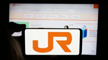 Stuttgart, Almanya - 07-23-2024: Japon demiryolu şirketi Orta Japonya Demiryolu Şirketi 'nin logosunun bulunduğu cep telefonu web sayfası önünde duruyor. Telefon ekranına odaklan.