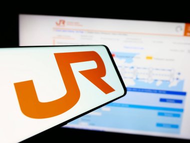 Stuttgart, Almanya - 07-23-2024: İnternet sitesinin önünde Japon demiryolu şirketi Orta Japonya Demiryolu Şirketi logosu bulunan cep telefonu. Telefon ekranının merkezine odaklan.