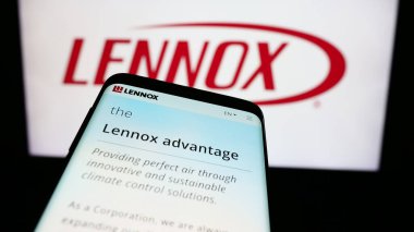 Stuttgart, Almanya - 07-23-2024: İş logosu önünde ABD 'li HVAC ekipman şirketi Lennox International Inc. Telefon ekranının sol üst kısmına odaklan.