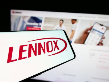 Stuttgart, Almanya - 07-23-2024: Amerikan HVAC ekipman şirketi Lennox International Inc. 'in logosuna sahip akıllı telefon. Telefon ekranının merkezine odaklan.
