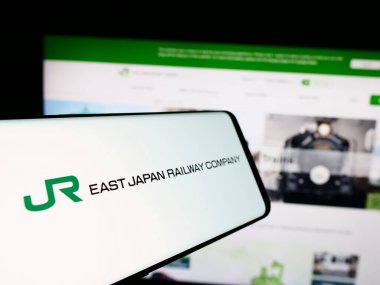 Stuttgart, Almanya - 07-23-2024: İnternet sitesinin önünde Japon demiryolu işletmesi Doğu Japonya Demiryolu Şirketi logosu bulunan akıllı telefon. Telefon ekranının merkez soluna odaklan.