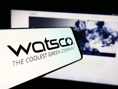 Stuttgart, Almanya - 07-24-2024: Amerikan HVAC dağıtım şirketi Watsco Inc. 'in logosunun yer aldığı cep telefonu. Telefon ekranının merkez soluna odaklan.