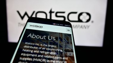 Stuttgart, Almanya - 07-24-2024: İş logosu önünde ABD 'li HVAC dağıtım şirketi Watsco Inc.' nin web sayfalı akıllı telefon. Telefon ekranının sol üst kısmına odaklan.