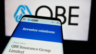 Stuttgart, Almanya - 07-25-2024: Avustralyalı QBE Sigorta Grubu Limited şirketinin web sitesi ile birlikte iş logosu önünde cep telefonu. Telefon ekranının sol üst kısmına odaklan.