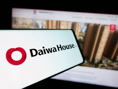 Stuttgart, Almanya - 07-25-2024: İnşaat şirketi Daiwa House Industry Co. Ltd. şirketinin logosuyla birlikte cep telefonu. Telefon ekranının merkez soluna odaklan.